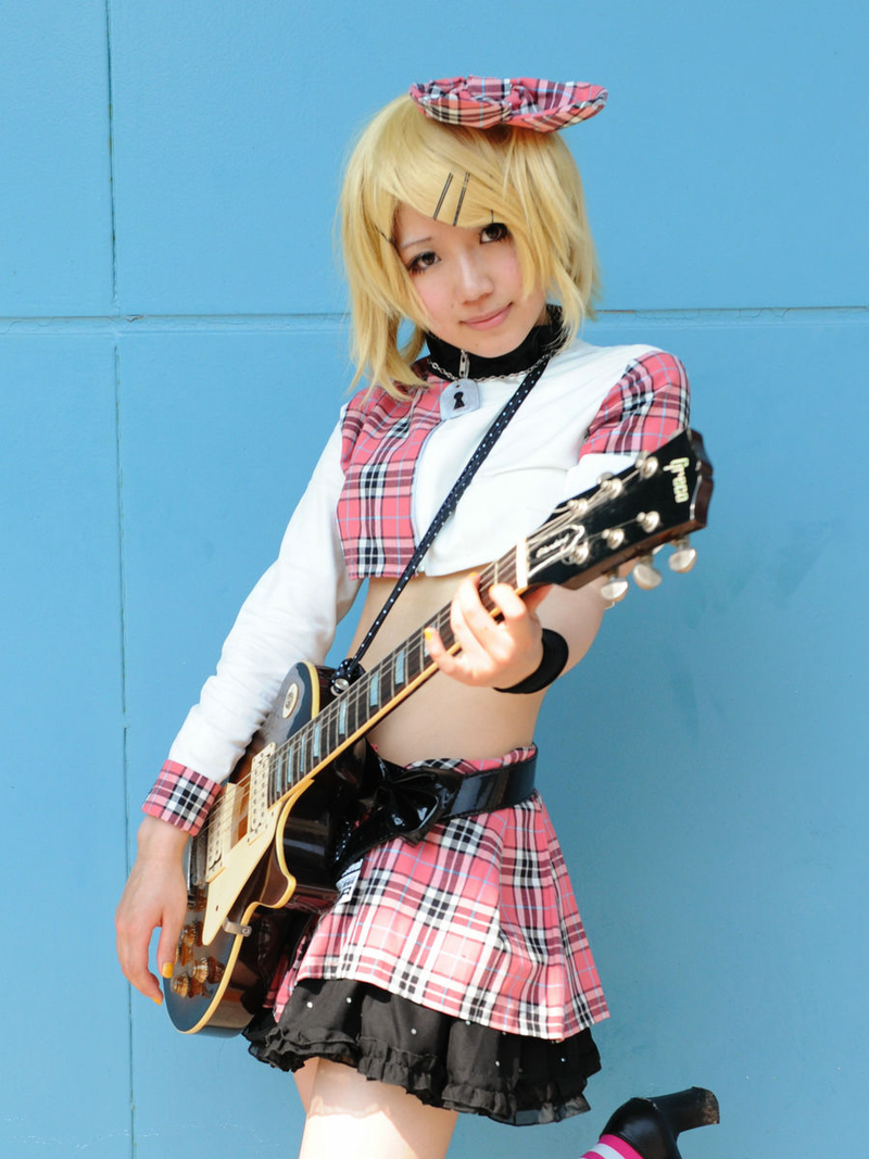 Illustration for article titled Japanese Cosplayers Turn Up the Summer Heat